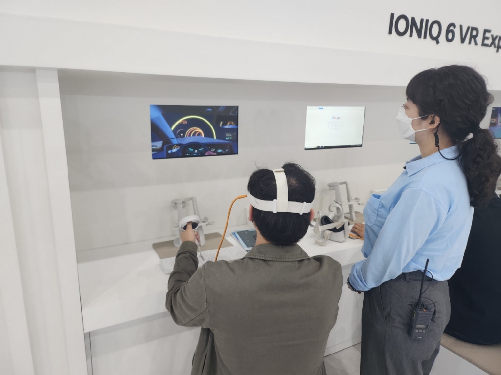 13일 '그린 비즈니스위크 2022(GBW 2022)'의 현대자동차 전시관에서 관람객들이 아이오닉6 VR 체험을 하고 있다. /사진=정한결 기자.