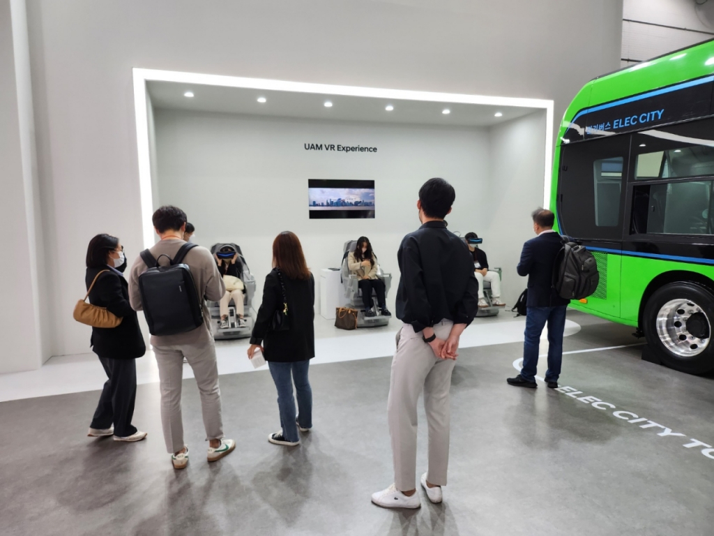 13일 '그린 비즈니스위크 2022(GBW 2022)'의 현대자동차 전시관에서 관람객들이 UAM VR 체험을 하고 있다. /사진=정한결 기자.