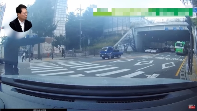 우회전 중 보행자 신호에 정차했다가 '정차 금지지대 침범'을 이유로 범칙금을 부과 받는 상황 /사진=유튜브 채널 한문철TV 