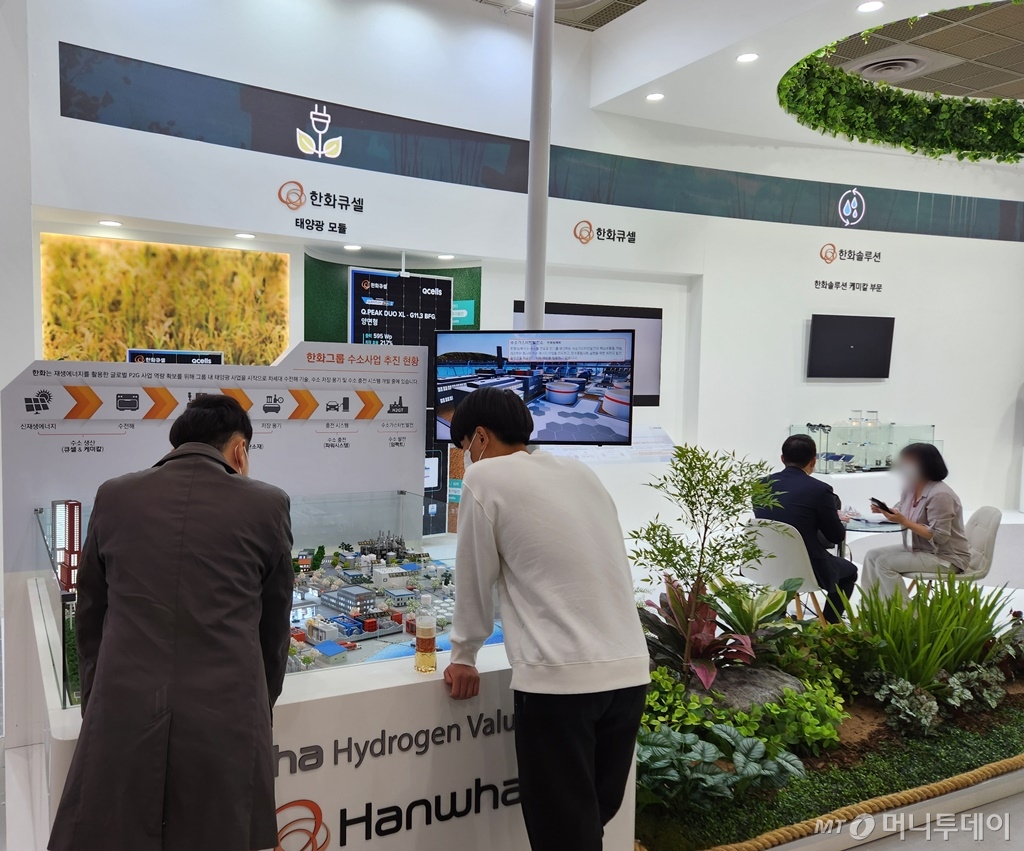 관람객들이 13일 서울 코엑스 '그린비즈니스위크 2022'(GBW 2022) 한화그룹의 부스를 관람하고 있다./사진=구단비 기자 