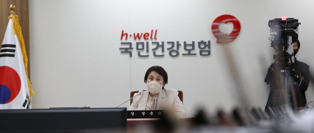 [원주=뉴시스] 김경목 기자 = 13일 오후 정춘숙(더불어민주당) 국회 보건복지위원회 위원장이 강원 원주시 국민건강보험공단 4층 국정감사장에서 열린 국민건강보험공단, 건강보험심사평가원 국정감사에서 오후 국감을 진행하고 있다. 2022.10.13.