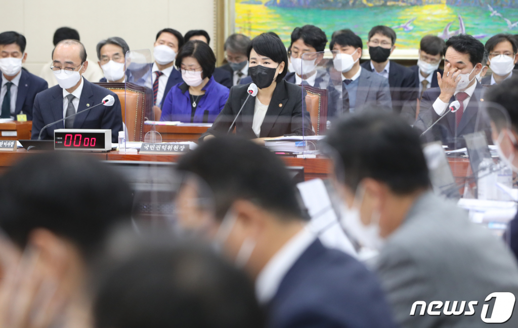 전현희 국민권익위원장이 13일 서울 여의도 국회에서 열린 정무위원회의 국민권익위원회, 국가보훈처 등에 대한 국정감사에서 의원들의 질의에 답하고 있다 /사진=뉴스1 