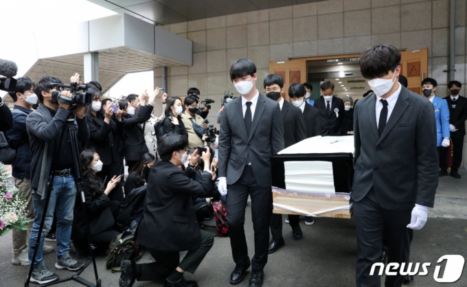 2021년 4월25일 새벽 반포 한강 둔치에서 실종된지 6일만에 주검으로 발견된 대학생 고(故) 손정민군의 발인식이 같은 해 5월5일 서울성모병원에서 엄수되고 있다. /사진=뉴스1