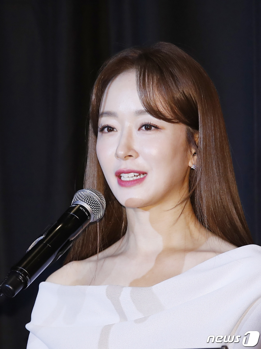 (서울=뉴스1) 권현진 기자 = 박선영 아나운서가 22일 오전 서울 영등포구 콘래드호텔에서 열린 세븐틴의 미니 9집 '아타카(Attacca)‘ 발매기념 글로벌 기자간담회에 참석해 진행을 보고 있다. 2021.10.22/뉴스1  