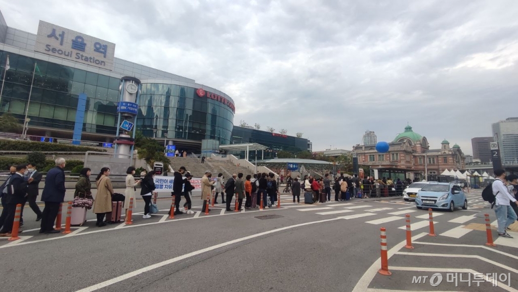 16일 오전 서울 중구 서울옆 앞 택시승장장에서 시민들이 택시를 기다리고 있다. /사진=정세진 기자 