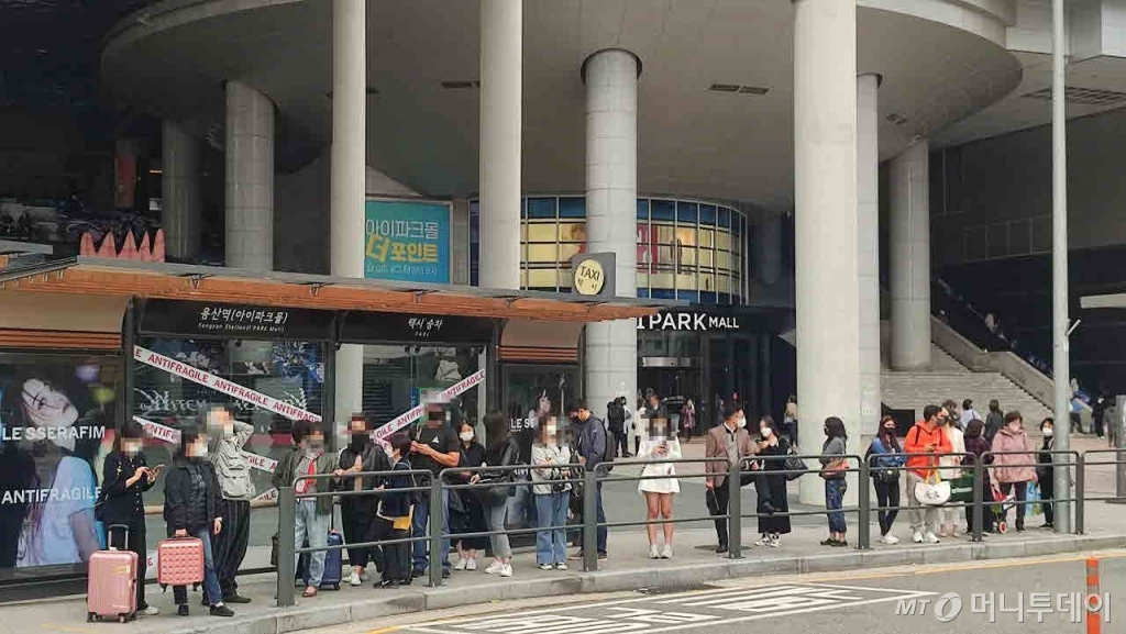 16일 오전 서울 용산구 용산역 앞 택시 승강장에서 시민들이 택시를 기다리고 있다. /사진=정세진 기자 