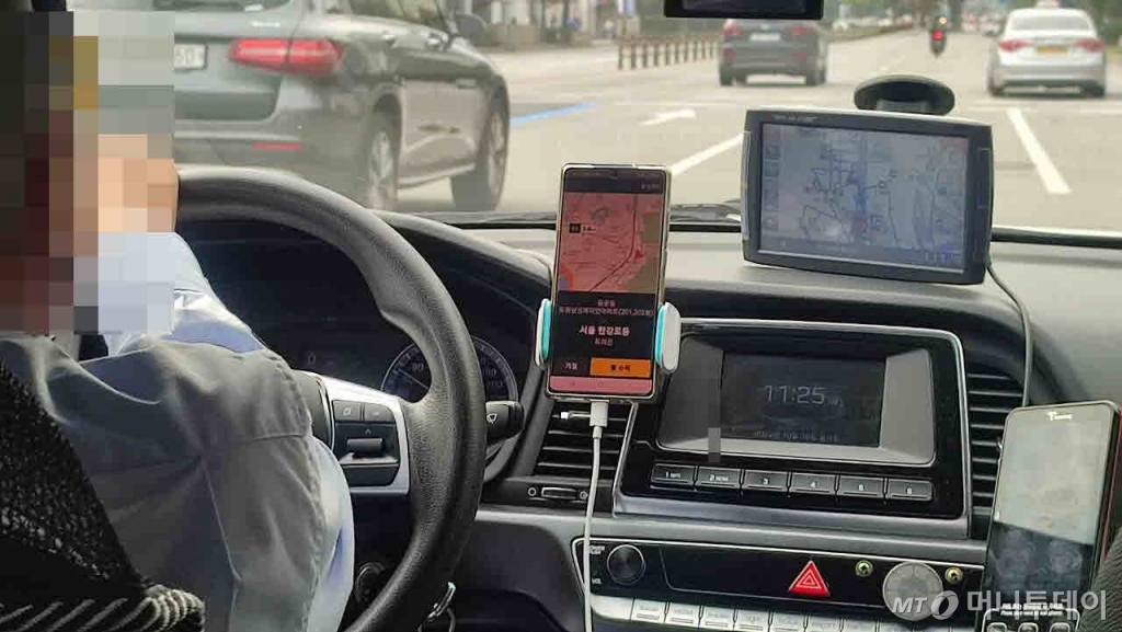 16일 오전 11시 25분쯤 서울 시내에서 영업 중인 법인택시 기사 B씨가 복구된 카카오T 앱을 통해 호출을 받고 있다. /사진=정세진 기자 