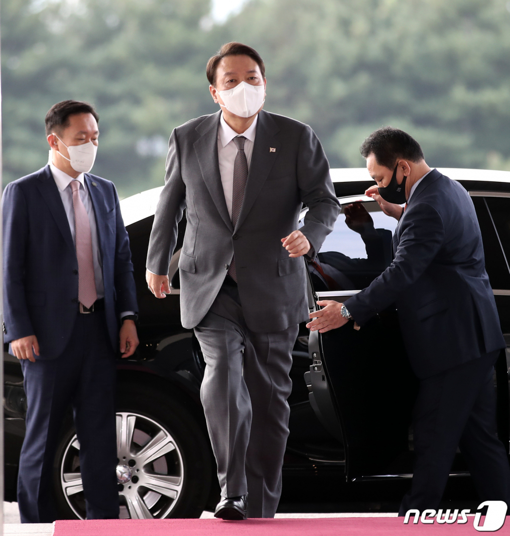 (서울=뉴스1) 오대일 기자 = 윤석열 대통령이 14일 오전 용산 대통령실 청사로 출근하고 있다. 2022.10.14/뉴스1 Copyright ? 뉴스1. All rights reserved. 무단 전재 및 재배포 금지.