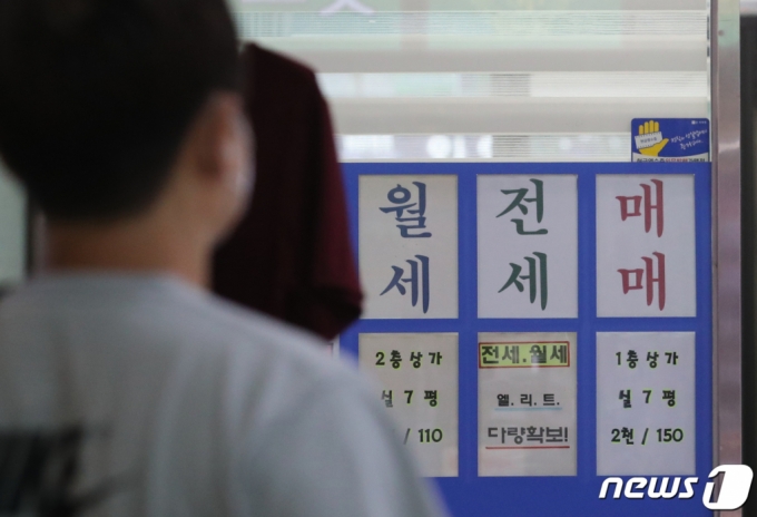 (서울=뉴스1) 김진환 기자 = 전세금 반환보증 가입 주택의 약 30%가 부채비율 90%가 넘는 ‘깡통전세’ 위험 주택인 것으로 나타났다.   주택도시보증공사(HUG)의 `부채비율 구간별 전세금 보증 가입 및 사고 현황` 자료에 따르면, HUG의 전세금 보증 가입 실적 중 부채비율 90% 초과 주택 비중은 2020년 22.4%, 2021년 26.3%로 점진적으로 늘어나고 있다.   고위험 `깡통 전세` 주택 증가로 인해 보증사고 숫자도 늘다 보니 HUG에서 대위 변제를 한 금액도 2017년 기준 34억원에서 지난해 5,040억 원으로 증가했고, 올해는 6,020억 원에 이를 것으로 예상되는 상황이다.   사진은 3일 서울 시내 한 공인중개사 사무소에 적혀 있는 아파트 매매 및 전·월세 가격표. 2022.10.3/뉴스1  Copyright (C) 뉴스1. All rights reserved. 무단 전재 및 재배포 금지.