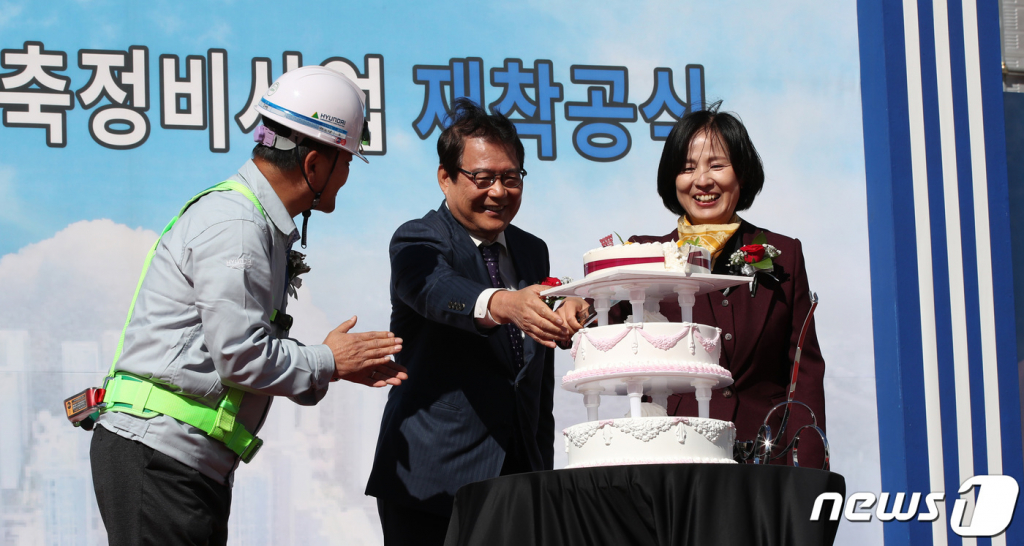 17일 오전 서울 강동구 둔촌주공 견본주택에서 열린 재건축 재착공식에서 참석자들이 축하 케이크를 자르고 있다. 이날 공사비 증액 갈등으로 공사가 중단됐던 둔촌주공 아파트 재건축(새 단지명 '올림픽파크포레온') 사업이 약 6개월 만에 재개됐다. /사진제공=뉴스1