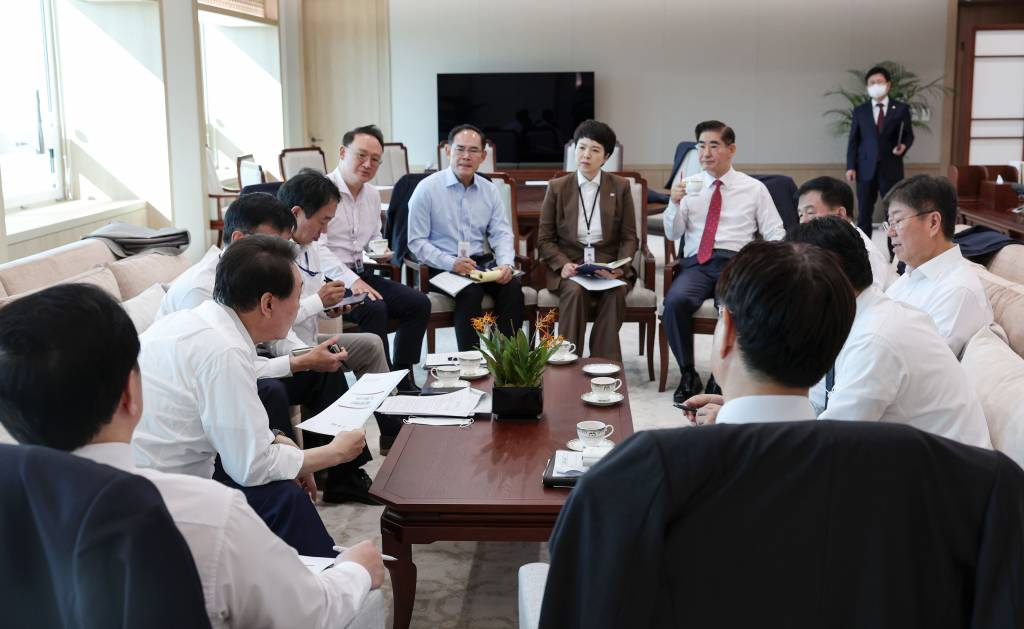 [서울=뉴시스] 윤석열 대통령이 17일 오전 서울 용산 대통령실 청사에서 수석비서관 회의를 주재하고 있다. (사진=대통령실 제공) 2022.10.17. *재판매 및 DB 금지