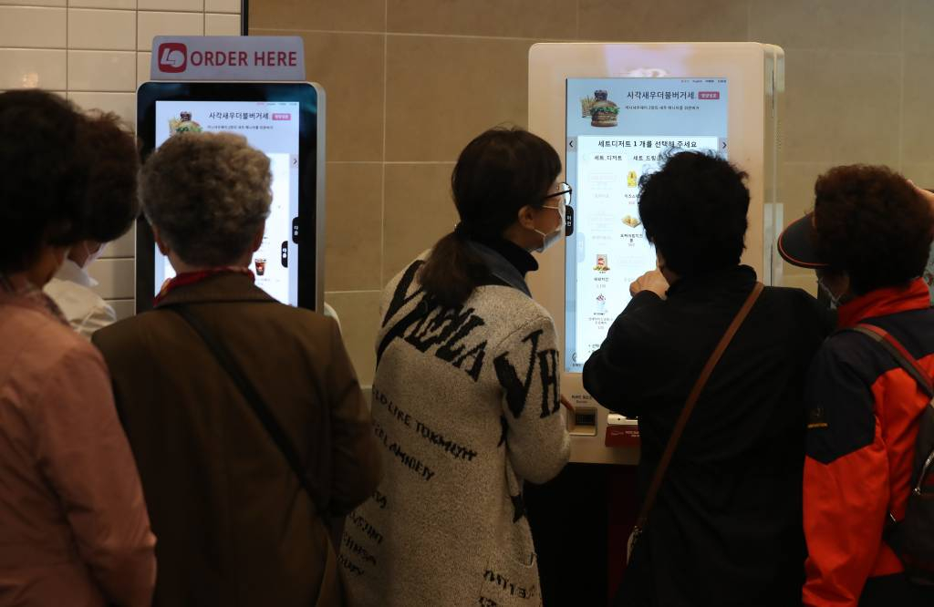 17일 오전 서울 종로구 롯데리아 동묘역점에서 어르신들이 키오스크 주문법을 배우고 있다. 서울시와 대한어머니회가 디지털 약자인 어르신들을 위해 진행한 이번 교육은 어르신들과 강사가 키오스크 사용 상점을 함께 찾아 메뉴 선택부터 결제에 이르는 전 과정을 체험해 보는 방식으로 진행됐다./사진=뉴시스