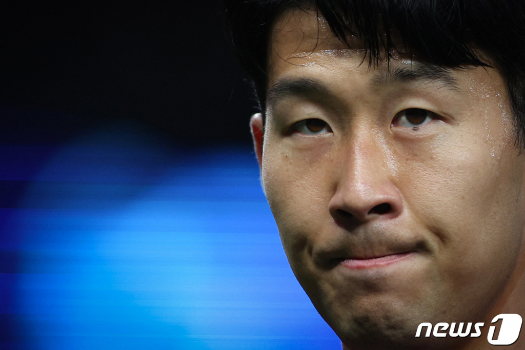 (런던 AFP=뉴스1) 우동명 기자 = 손흥민이 12일(현지시간) 런던의 토트넘 홋스퍼 스타디움에서 열린 UEFA 챔피언스리그(UCL) 조별리그 독일의 프랑크푸르트와 경기에 앞서 워밍업을 하고 있다.  ⓒ AFP=뉴스1  Copyright ? 뉴스1. All rights reserved. 무단 전재 및 재배포 금지.