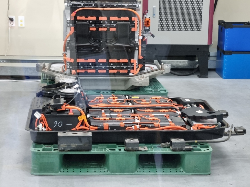 전기차배터리산업화센터에서 배터리팩을 모듈로 분해하는 모습/사진=최민경 기자