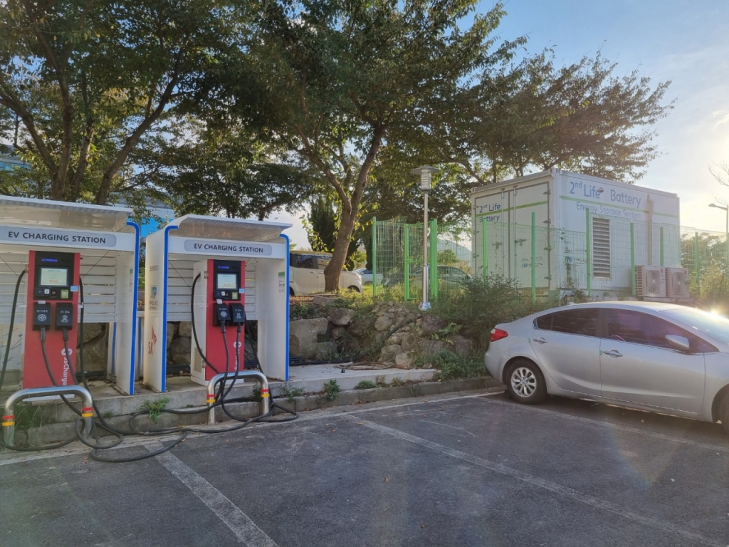 사용 후 배터리로 만든 ESS(에너지저장장치)와 전기차 충전기(왼쪽)/사진=최민경 기자