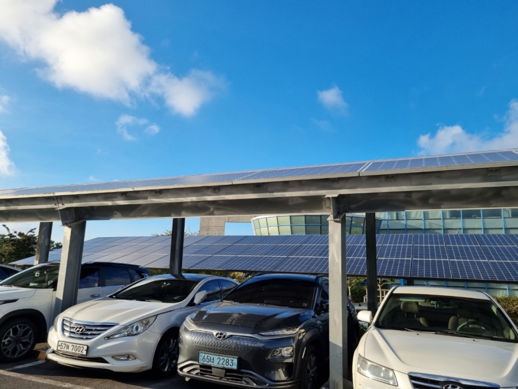 ESS와 연결된 제주테마파크 주차장 태양광 지붕/사진=최민경 기자