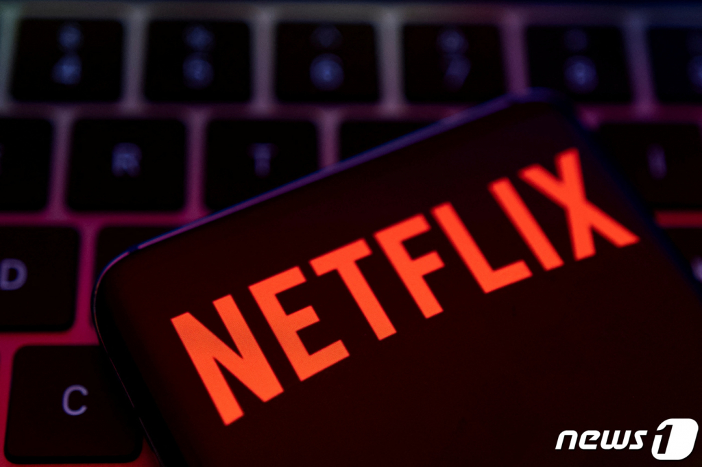(제니차 로이터=뉴스1) 권진영 기자 = 스마트폰 위에 넷플릭스 로고가 띄워져 있다. 22.04.19  ⓒ 로이터=뉴스1  Copyright ? 뉴스1. All rights reserved. 무단 전재 및 재배포 금지.