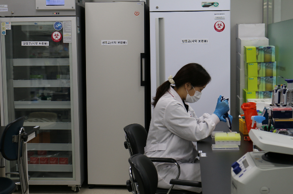 병원체 진단 실험실에서 연구원이 검체를 처리하고 있다/사진=질병관리청
