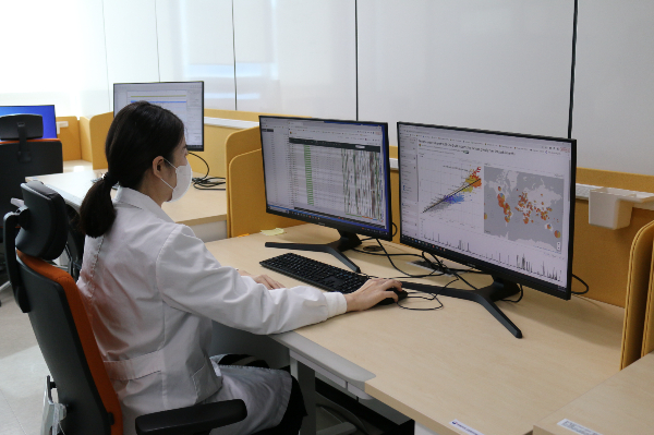 연구원이 유전체 염기서열을 분석하고 있다/사진=질병관리청