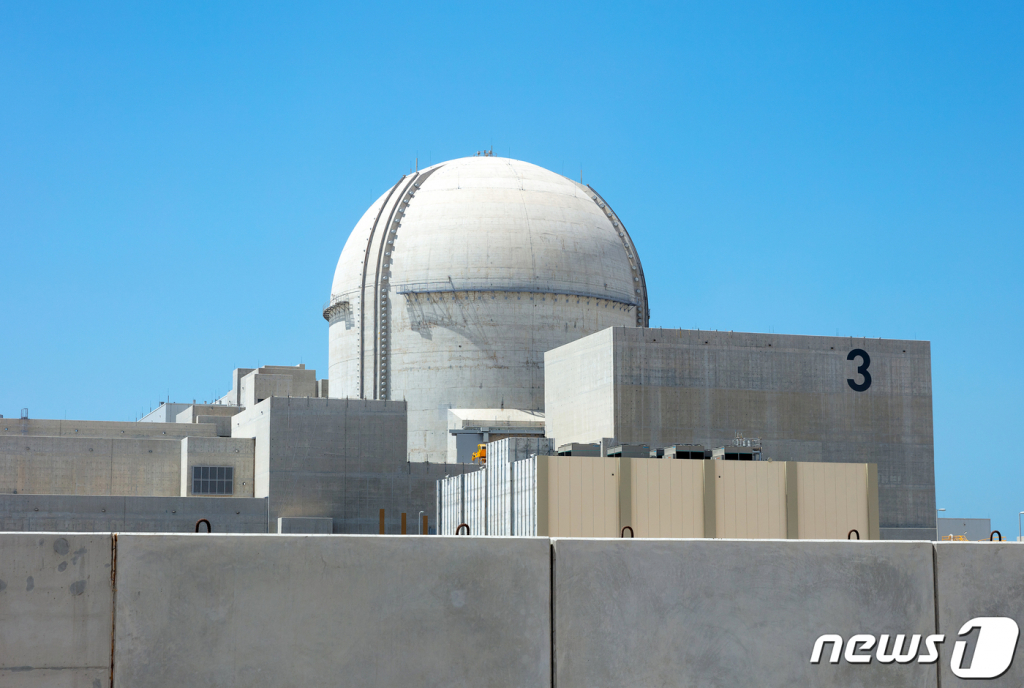 (서울=뉴스1) = 한국전력은 아랍에미리트(UAE) 바라카 원전 3호기가 최초임계에 도달해 내년 상반기 상업운전을 목표로 출력상승시험 등 공정에 착수할 예정이라고 23일 밝혔다. 바라카 원전 2호기 최초임계 이후 12개월만이다. 지난해 4월 바라카 원전 1호기, 올해 3월 2호기가 상업운전에 돌입한 이후 6개월여만이기도 하다. 3호기는 UAE 전력망 연결 및 단계적인 출력상승시험, 성능보증시험 등 남은 공정을 거쳐 내년 상반기 상업운전에 돌입할 예정이다. 사진은 UAE 원전 3호기 전경. (한국전력공사 제공) 2022.9.23/뉴스1 Copyright ? 뉴스1. All rights reserved. 무단 전재 및 재배포 금지.