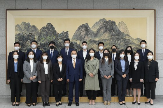 이원석 검찰총장(앞줄 왼쪽 다섯 번째)이 지난 4일 서울 서초동 대검찰청에서 법관 임용 예정 검사 18명과 오찬을 위해 만나 기념 촬영을 하고 있다. /사진제공=대검찰청