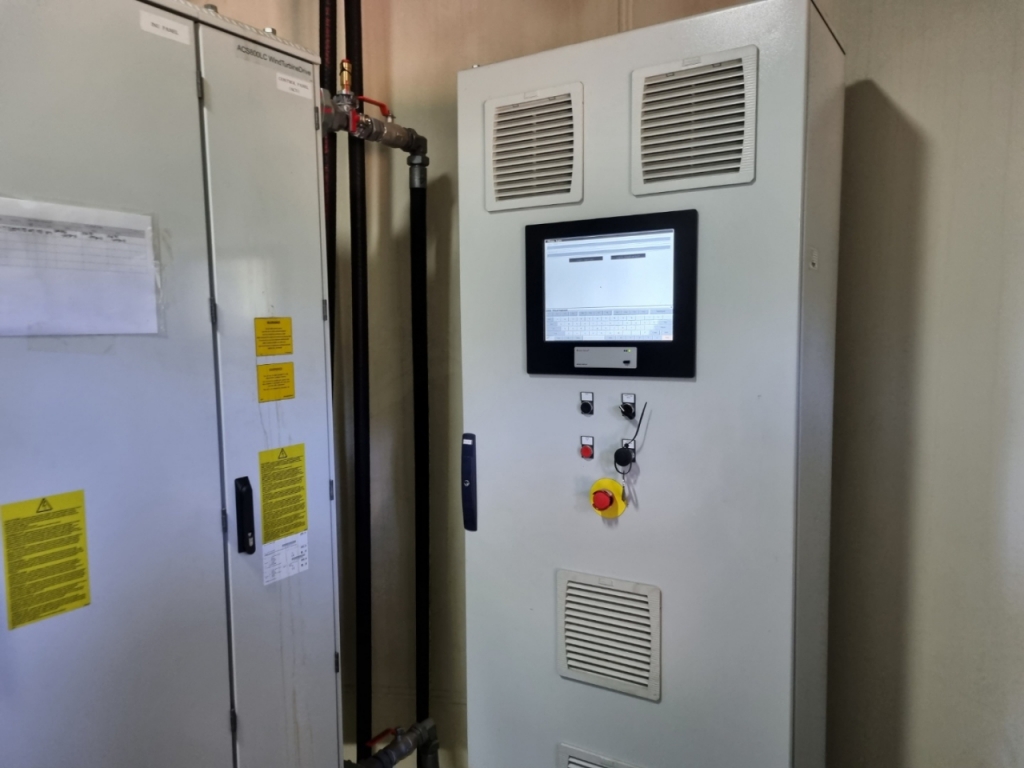 풍력발전기 허브 내부 전력변환장치와 제어판/사진=최민경 기자