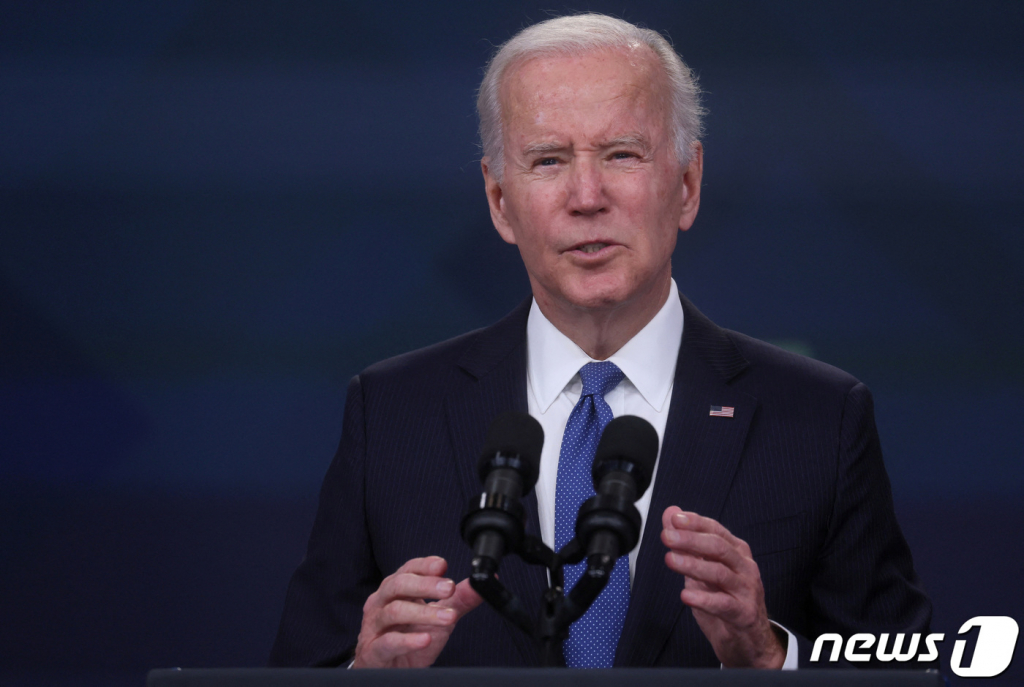 (워싱턴 로이터=뉴스1) 권진영 기자 = 17일(현지시간) 미국 워싱턴 백악관 캠퍼스 강당에서 조 바이든 미국 대통령이 학자금 대출 탕감 프로그램에 대해 발언하고 있다.  ⓒ 로이터=뉴스1  Copyright ? 뉴스1. All rights reserved. 무단 전재 및 재배포 금지.