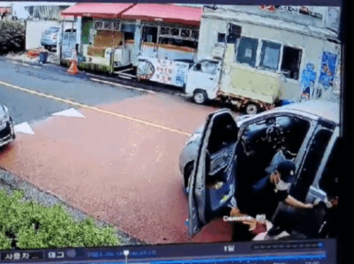 지난해 9월18일 오전 6시40분쯤 중국인 불법 체류자인 A씨(42·왼쪽)와 B씨(35)가 중국인 불법 체류자인 40대 여성 피해자 C씨를 납치하고 있다.(제주서부경찰서 제공)/사진=뉴스1