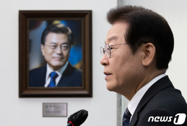 (서울=뉴스1) 이재명 기자 = 이재명 더불어민주당 대표가 21일 서울 여의도 국회에서 검찰 수사 관련 긴급기자회견을 하고 있다. 2022.10.21/뉴스1  Copyright ? 뉴스1. All rights reserved. 무단 전재 및 재배포 금지.