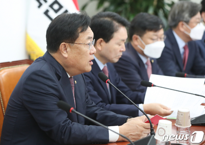 (서울=뉴스1) 허경 기자 = 정진석 국민의힘 비상대책위원장이 20일 서울 여의도 국회에서 열린 비상대책위원회의에서 모두 발언을 하고 있다. 2022.10.20/뉴스1  Copyright ? 뉴스1. All rights reserved. 무단 전재 및 재배포 금지.