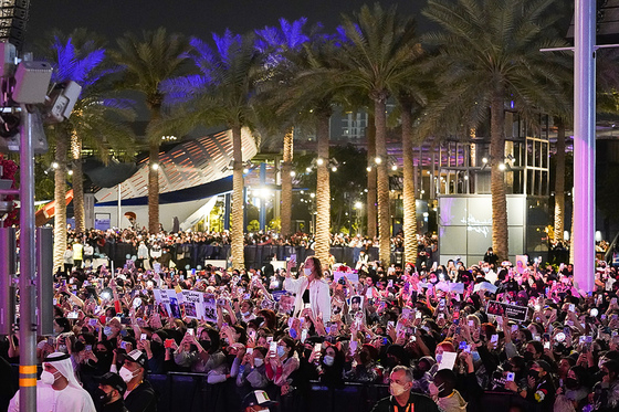 사진은 기사와 직접적인 연관없음. 지난 1월 17일 아랍에미리트 두바이 엑스포 쥬빌리공원에서 열린 케이팝(K-POP) 콘서트에서 관람객들이 환호하고 있다. /사진=뉴스1  