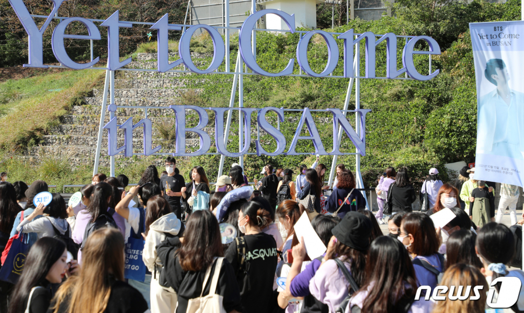 (부산=뉴스1) 김영훈 기자 = 2030 부산세계박람회 유치를 기원하는 방탄소년단(BTS) 콘서트 '옛 투 컴 인 부산'(Yet To Come in Busan)이 열리는 15일 부산 연제구 아시아드주경기장에 공연을 보러온 아미들로 북적이고 있다. 2022.10.15/뉴스1  Copyright ? 뉴스1. All rights reserved. 무단 전재 및 재배포 금지.