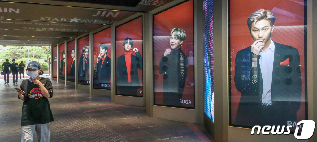 (서울=뉴스1) 민경석 기자 = 방탄소년단(BTS)이 지난 5월21일 발매한 곡 '버터'가 2021년 가장 오래 빌보드 메인 싱글차트에서 1위를 차지한 곡에 등극했다.  빌보드가 2일(현지시간) 공개한 메인 싱글 차트 '핫100'에서 '버터'가 통산 9주째 1위를 차지했다.  '버터'는 발매와 동시에 7주 연속으로 1위를 기록한 뒤 지난달 '퍼미션 투 댄스'에 잠시 자리를 내줬다. 하지만 바로 다음주에 1위자리를 되찾은 후 다시 2주 연속 정상을 지키고 있다.  3일 서울 중구 롯데면세점 스타에비뉴에 BTS 멤버들의 사진이 걸려 있다. 2021.8.3/뉴스1  