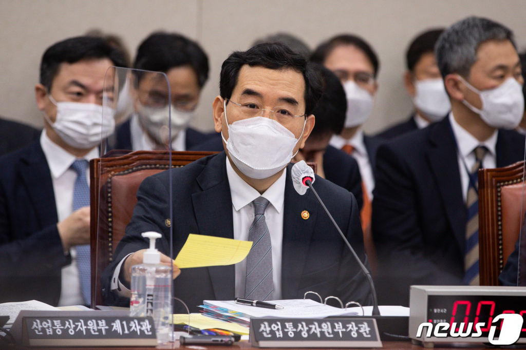 (서울=뉴스1) 유승관 기자 = 이창양 산업통상자원부 장관이 21일 서울 여의도 국회에서 열린 산업통상자원중소벤처기업위원회의 산업통상자원부에 대한 종합국정감사에서 의원 질의에 답하고 있다. 2022.10.21/뉴스1  Copyright ? 뉴스1. All rights reserved. 무단 전재 및 재배포 금지.