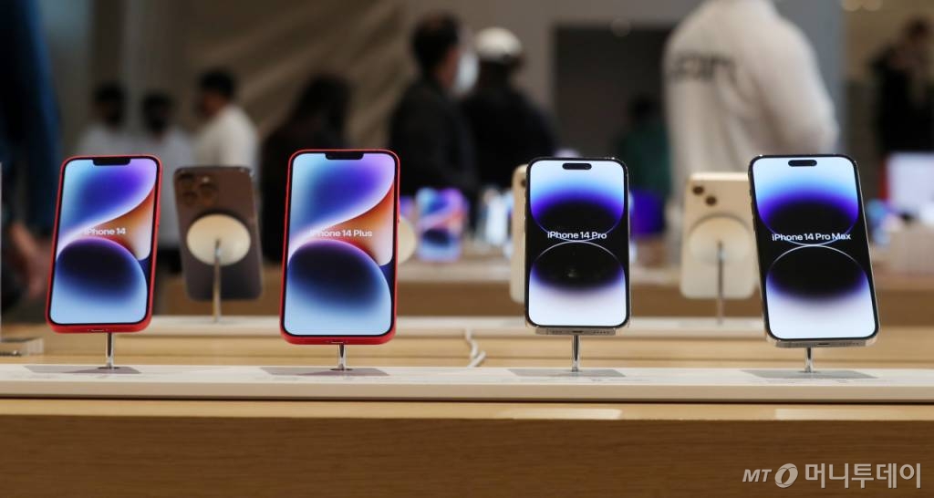 애플의 신작인 '아이폰14' 시리즈 14, 14 플러스, 14 Pro, 14 Pro Max가 공식 출시된 7일 서울 중구 명동 애플스토어를 찾은 고객들이 제품을 살펴보고 있다. /사진=김휘선 기자 hwijpg@
