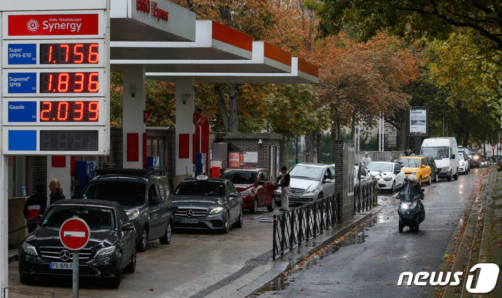 (파리=뉴스1) 이준성 기자 = 13일 오후(현지시간) 프랑스 파리의 한 주유소에서 기름을 채우려는 차량이 줄 지어 서 있다. 2022.10.13/뉴스1. Copyright ? 뉴스1. All rights reserved. 무단 전재 및 재배포 금지.