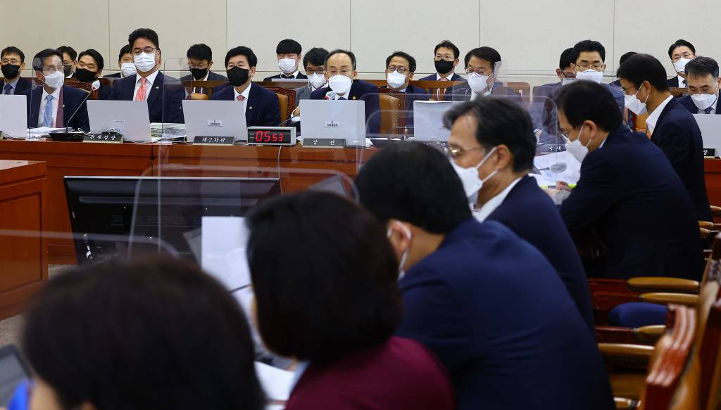 추경호 부총리 겸 기획재정부 장관이 21일 서울 여의도 국회 기획재정위원회에서 열린 종합감사에서 의원 질의에 답변하고 있다. / 사진제공=뉴시스