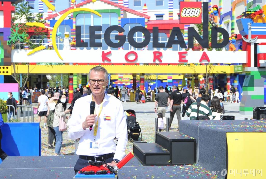 존 야콥슨 멀린 엔터테이먼트 총괄 사장이 지난 5월 5일 강원 춘천시 중도동 레고랜드코리아리조트 놀이시설 출입구 앞에서 공식 개장 기념 행사에서 취재진 질문에 답하고 있다. 춘천 레고랜드 코리아 리조트는 어린이날 100주년인 이날 공식 개장했다. /사진=머니투데이 DB /사진=머니S 장동규 기자