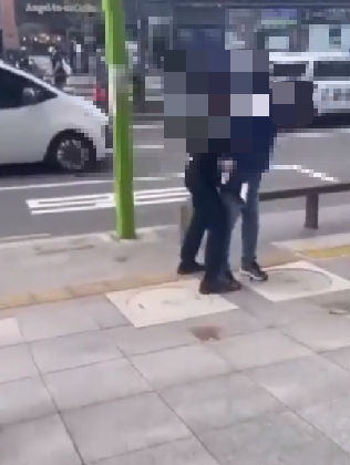 지난 26일 오후 4시50분쯤 서울 강북구 수유역에서 아버지뻘 공무원을 폭행한 20대 여성이 경찰에 붙잡혔다./사진=트위터