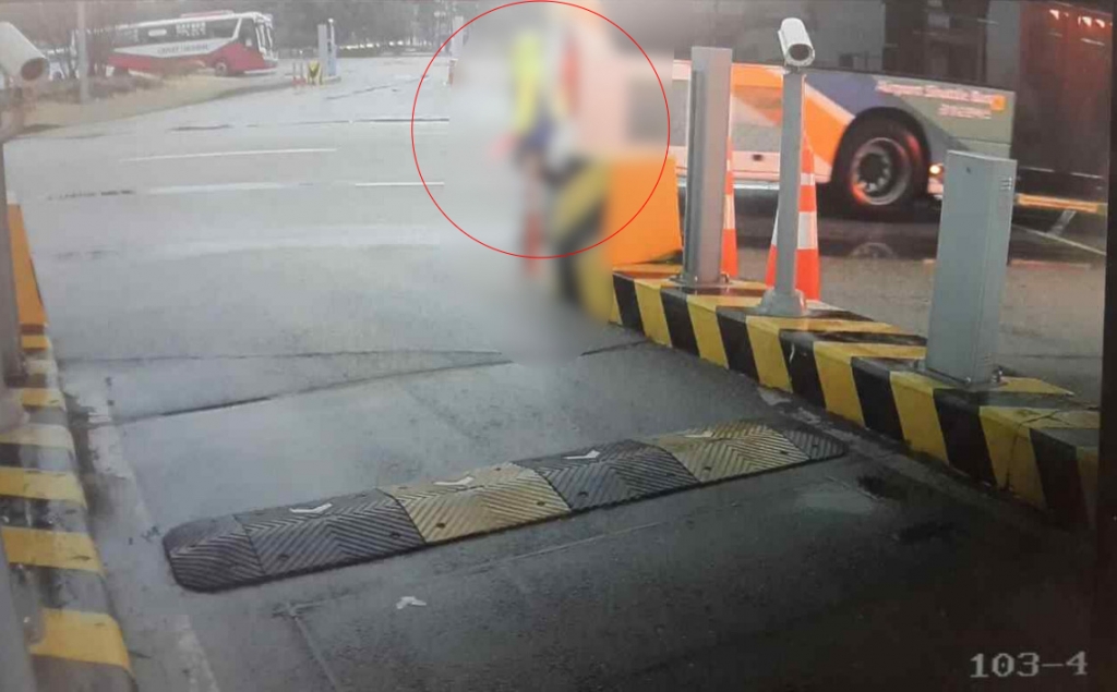 2018년 1월 22일, 인천공항 제1여객터미널 장기주차장서 교통 안내를 하던 교통안내원 김모씨가 사고났을 당시의 모습. 순환셔틀버스가 불법으로 후진해 김씨를 치어 숨지게 했다./사진=김두관 더불어민주당 의원실 