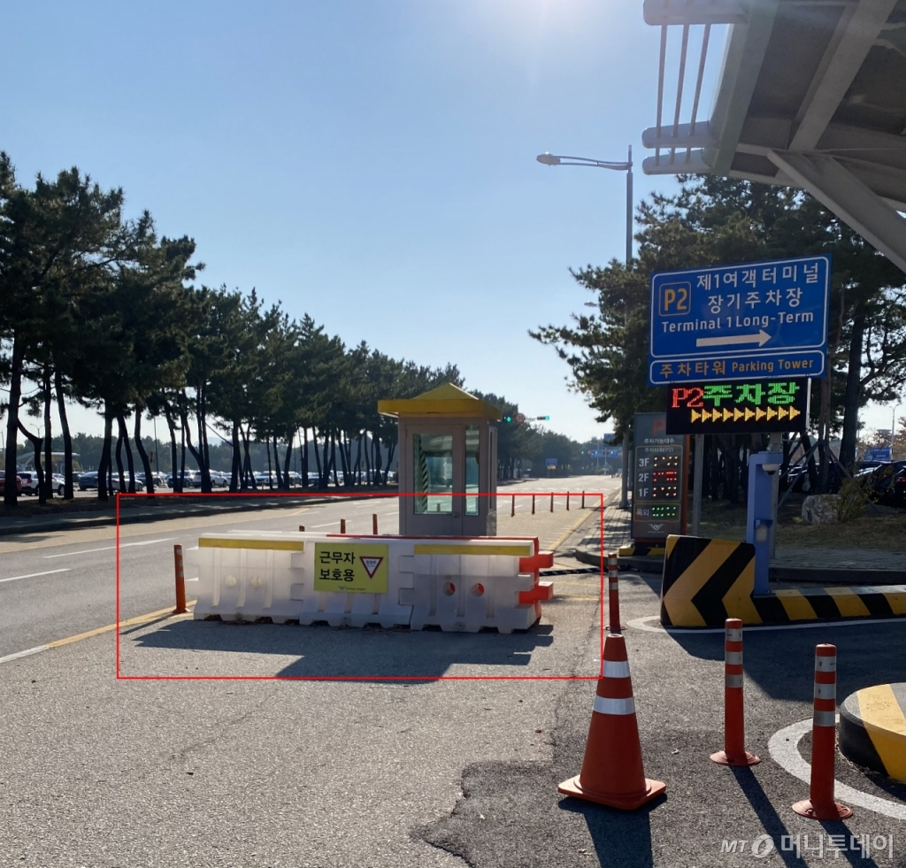 2018년 1월, 교통안내원 김모씨가 사망한 자리. 4년이 넘었음에도 '근무자 보호용'이라 쓰여진 '플라스틱 바리게이트'만 설치돼 있다./사진=남형도 기자