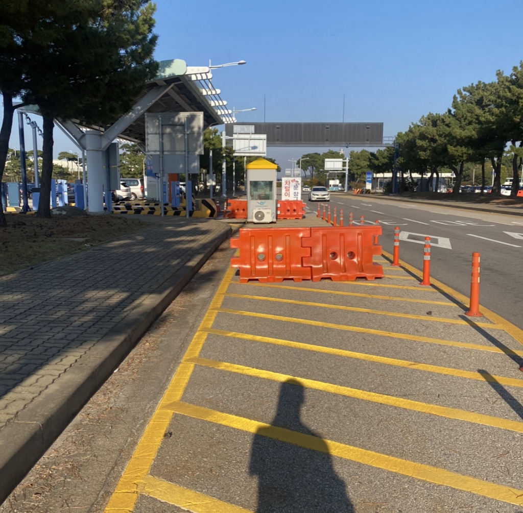 인근에 있는 인천공항 장기주차장 P1 구역도 마찬가지로 '플라스틱 바리게이트'가 설치돼 있었다./사진=남형도 기자