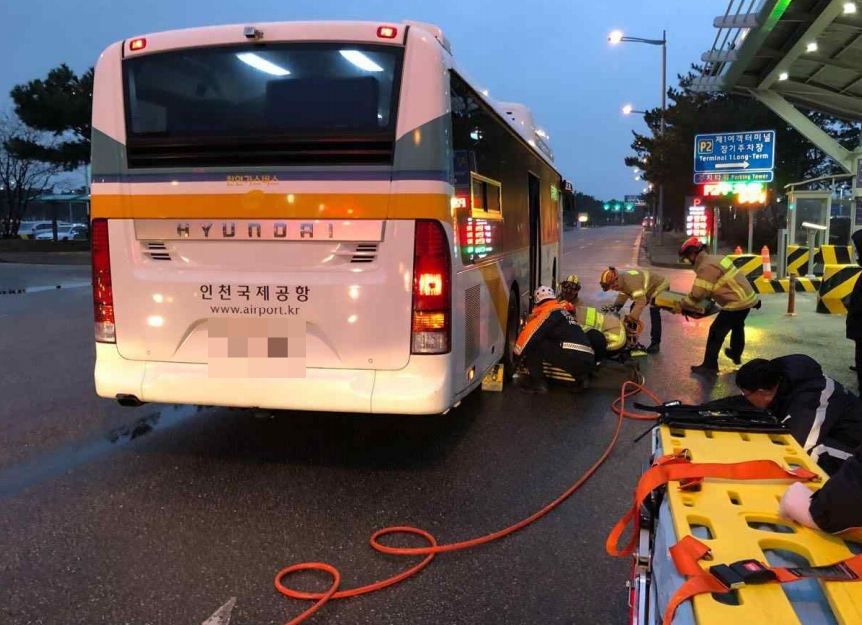 2018년 1월, 교통안내원 김모씨가 버스에 치인 뒤, 119 구급대가 와서 그를 살리려 애쓰는 모습. 그러나 김씨는 결국 숨졌다. 이를 기억하지 않으면 사고가 또 반복될 거라고./사진=김두관 더불어민주당 의원실 