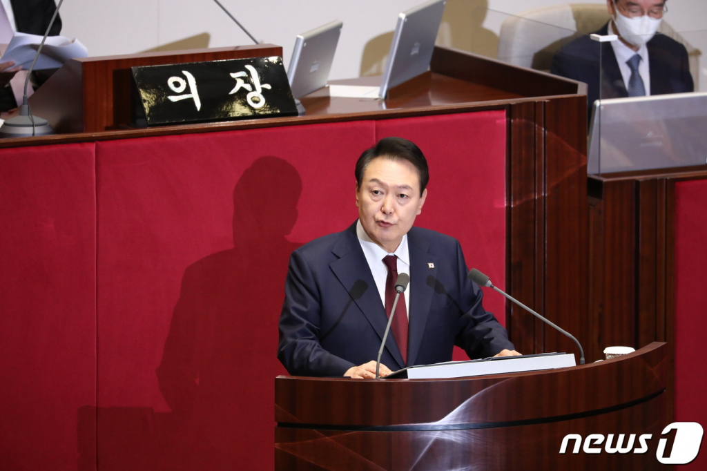 (서울=뉴스1) 허경 기자 = 윤석열 대통령이 25일 서울 여의도 국회 본회의장에서 2023년도 예산안 시정연설을 하고 있다. (공동취재) 2022.10.25/뉴스1  Copyright ? 뉴스1. All rights reserved. 무단 전재 및 재배포 금지.