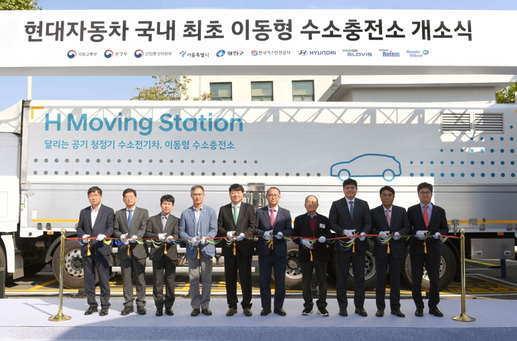 (왼쪽부터) 현대로템 에코플랜트사업본부장 오준석 상무, 한국가스안전공사 수소검사처 박용석 처장, 서울시 친환경차량과 정순규 과장, 광진구 백일헌 부구청장, 현대차 국내사업본부장 유원하 부사장, 국토교통부 윤진환 종합교통정책관, 광진구의회 추윤구 의장, 산업부 에너지안전과 배재형 사무관, 현대글로비스 유통사업부장 김희준 상무, 현대오일뱅크 영업본부장 박기철 전무 등 주요 관계자들이 기념 촬영을 하는 모습
