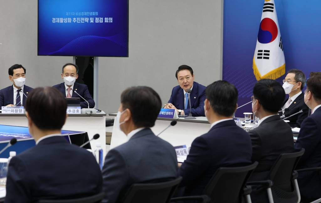 [서울=뉴시스] 홍효식 기자 = 윤석열 대통령이 27일 오후 서울 용산 대통령실 청사에서 열린 제11차 비상경제민생회의에서 발언하고 있다. (대통령실통신사진기자단) 2022.10.27.