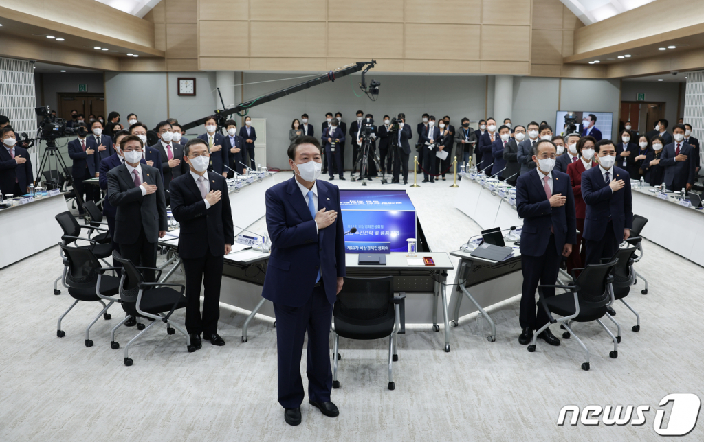 윤석열 대통령이 27일 용산 대통령실 청사에서 열린 제11차 비상경제민생회의에서 참석자들과 국기에 대한 경례를 하고 있다. (대통령실 제공) /사진=뉴스1