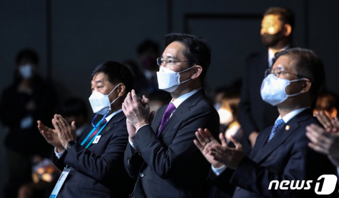 (고양=뉴스1) 이승배 기자 = 이재용 삼성전자 부회장이 17일 오후 경기도 고양시 킨텍스에서 열린 2022년 국제기능올림픽 특별대회 고양 폐회식에 참석해 박수치고 있다. 오른쪽은 이정식 고용노동부 장관. 2022.10.17/뉴스1 Copyright (C) 뉴스1. All rights reserved. 무단 전재 및 재배포 금지.