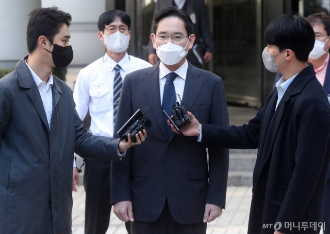 27일 이사회 의결을 통해 공식적으로 회장 자리에 오른 이재용 삼성전자 회장이 이날 서초동 서울중앙지방법원에서 열린 재판을 마친 뒤 소감을 전하고 있다. /사진=홍봉진 기자 honggga@