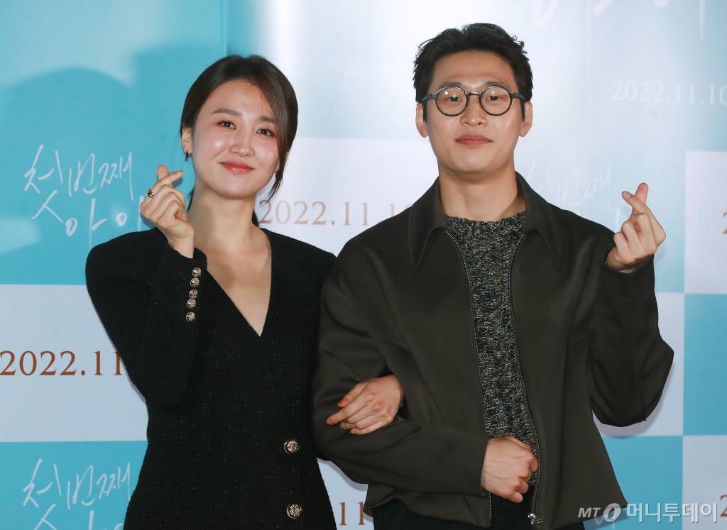 배우 박하선, 오동민이 27일 오후 서울 CGV용산아이파크몰에서 진행된 영화 '첫번째 아이'(감독 허정재) 언론시사회에 참석해 포즈를 취하고 있다.  육아휴직 후 복직한 여성이 직장과 가정에서 겪는 무수한 딜레마를 그린 여성 영화 '첫번째 아이'는 11월 10일 개봉한다. /2022.10.27 /사진=이동훈 기자 photoguy@